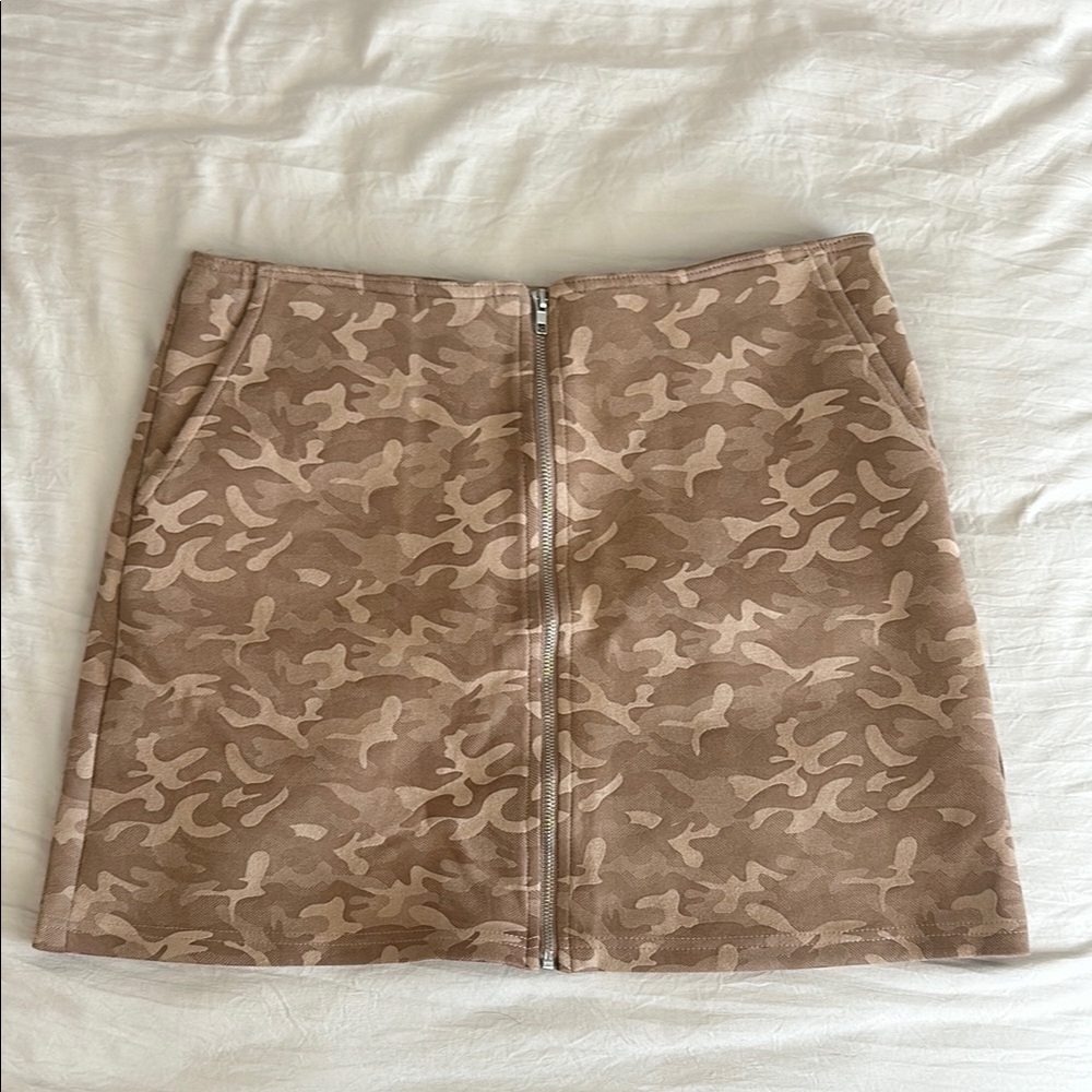 Honey Punch camp zip up skirt size M